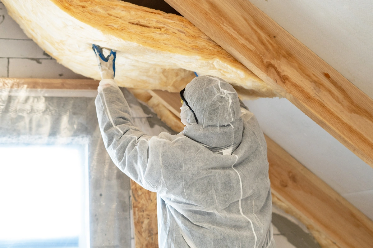 instaling attic insulation